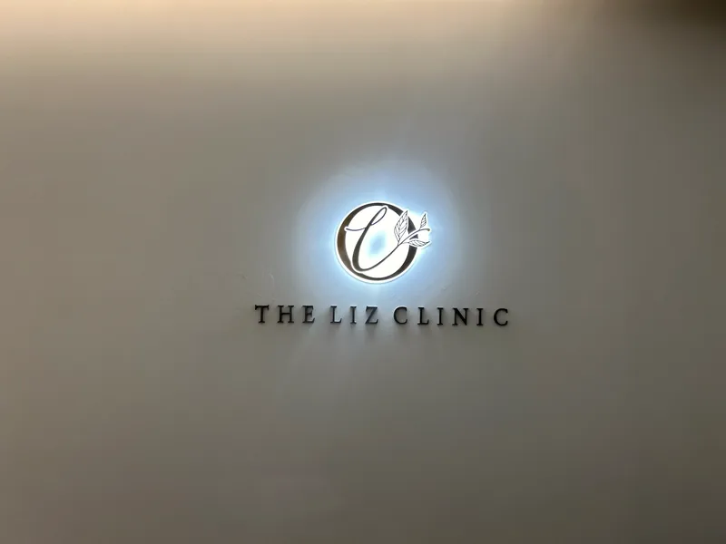 THE LIZ CLINIC 院内品牌标识墙